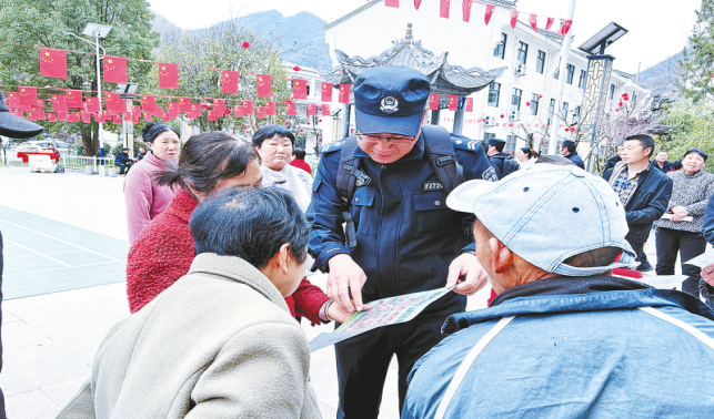 小事暖警心 大爱护民安