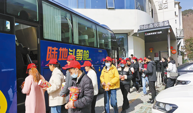 多元发力让群众端稳“就业碗”