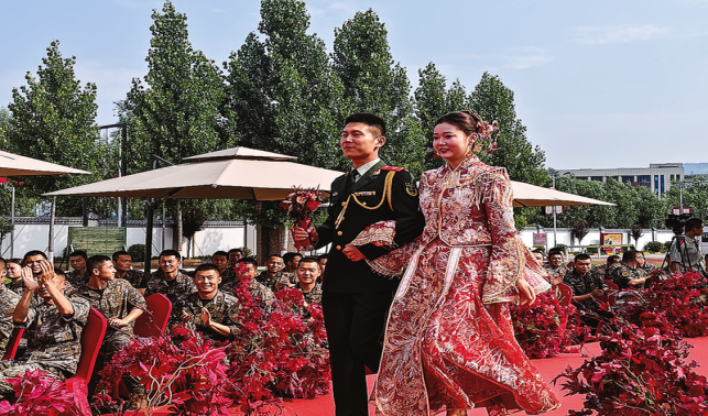 武警商洛支队举办集体婚礼暨军地联谊鹊桥会