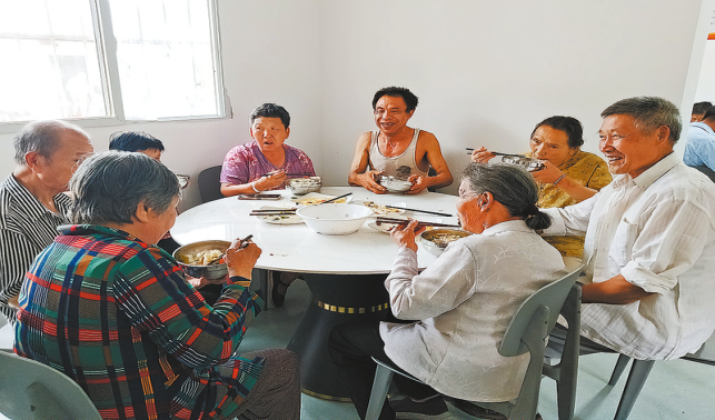 爱心助餐烹出幸福滋味