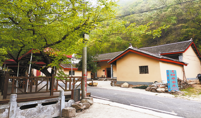 方寸庭院生金玉 山村烟火引客来