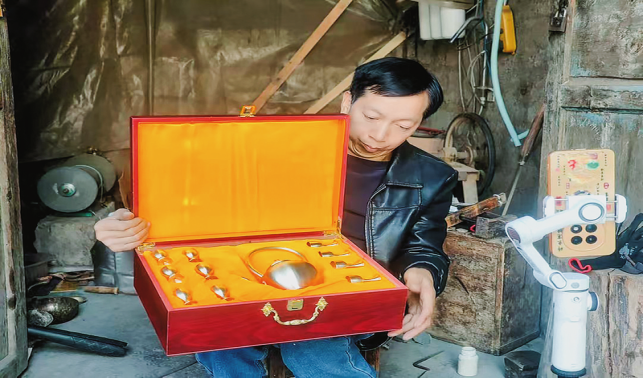 板凳上的铜魂