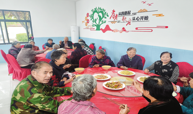 一餐热饭暖民心 方寸食堂聚温情