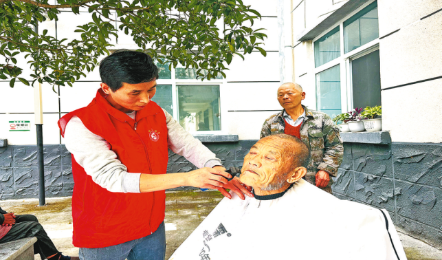 “你们比亲闺女还细心”
