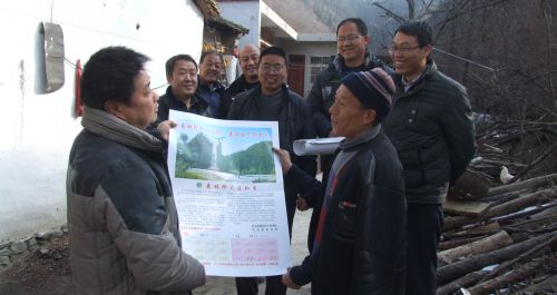 丹凤林业干部深入林区向群众发放宣传年画