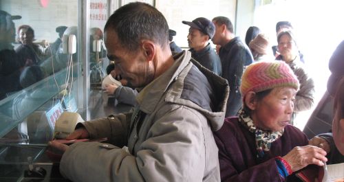 丹凤县棣花镇群众在当地信用社排队领取土地补贴