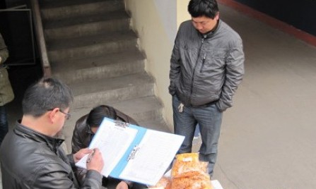 小岭镇现场发放春季动物防疫物资