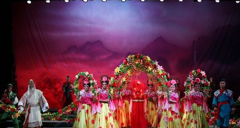渔鼓音乐风情剧《杜鹃花开》在镇安剧院上演