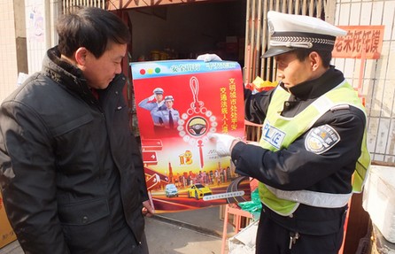 镇安交警送挂历促安全